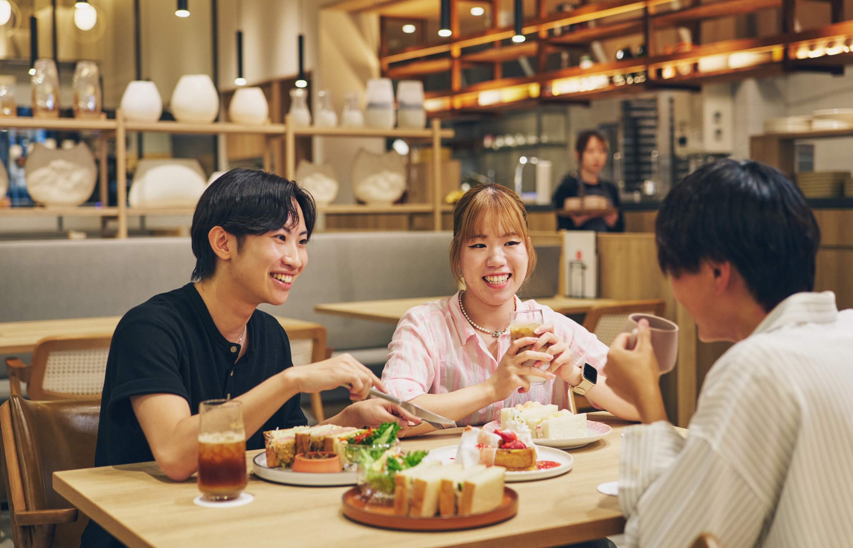 明るい店内で珈琲と食事を楽しむ二人