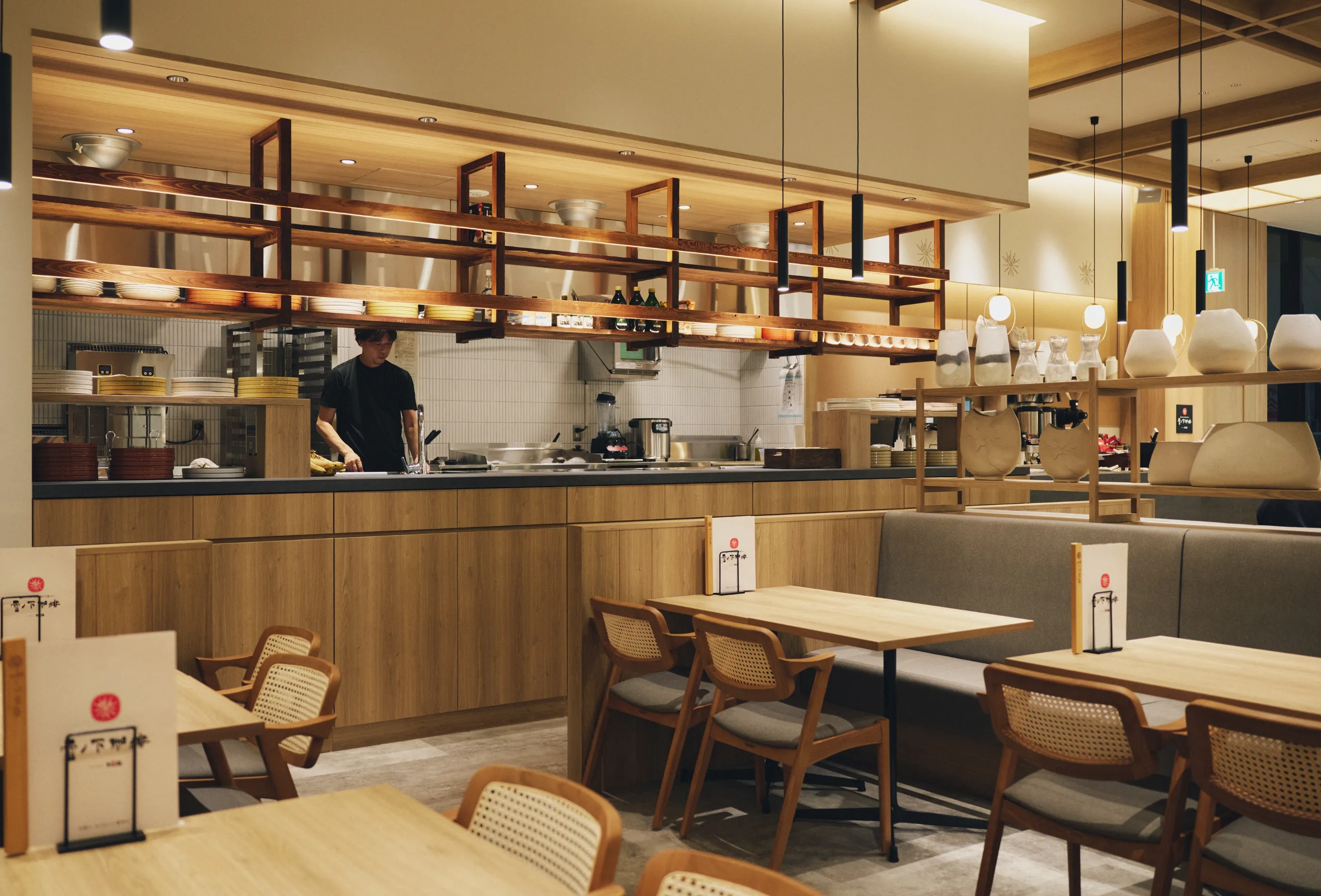 木の梁とやわらかな照明に包まれた和モダンの店内