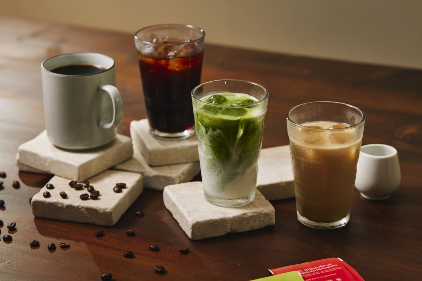 コーヒーやドリンクの並んだテーブル